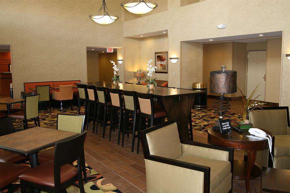 Hampton Inn & Suites Сидар-Рапидс Экстерьер фото