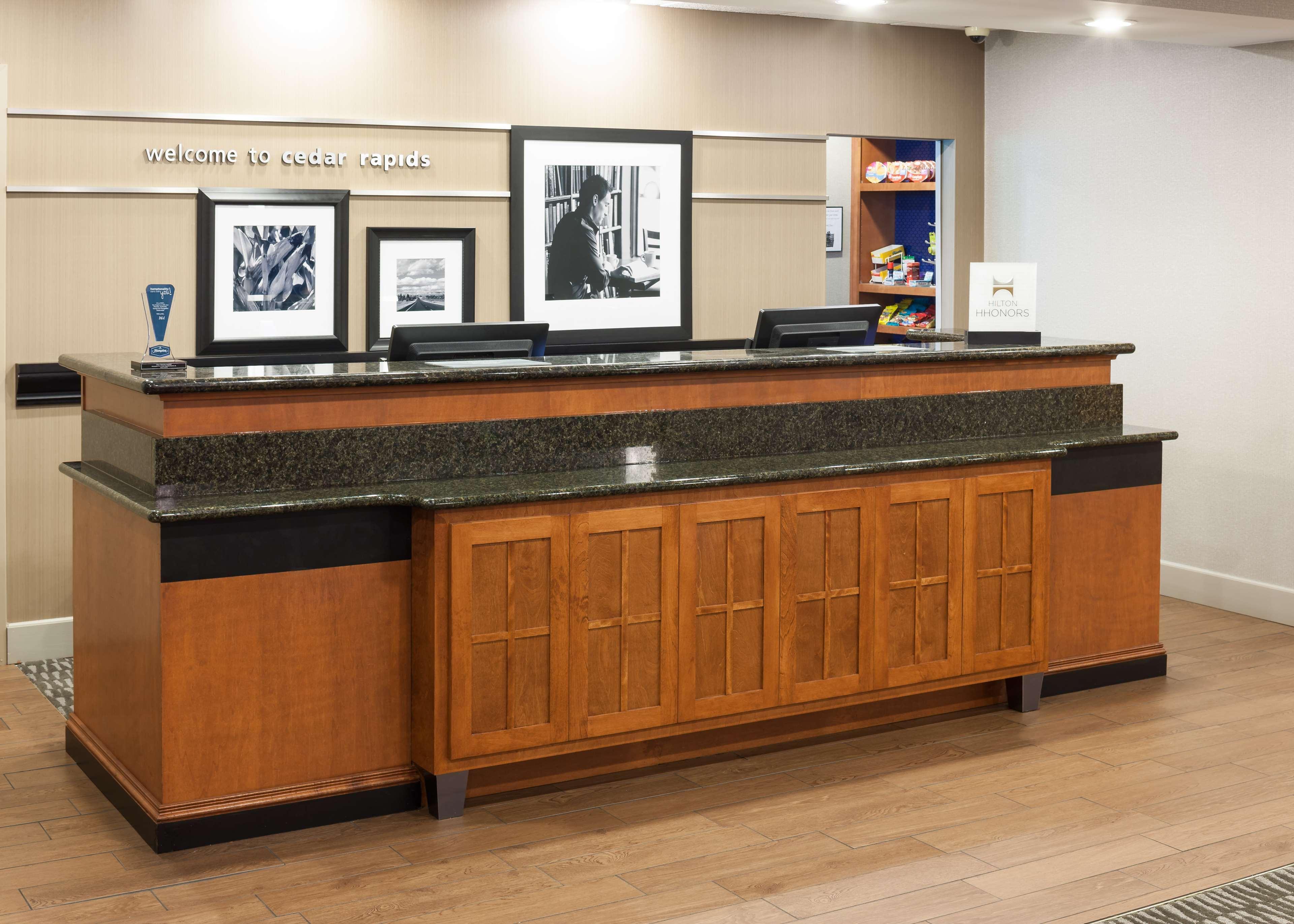 Hampton Inn & Suites Сидар-Рапидс Экстерьер фото