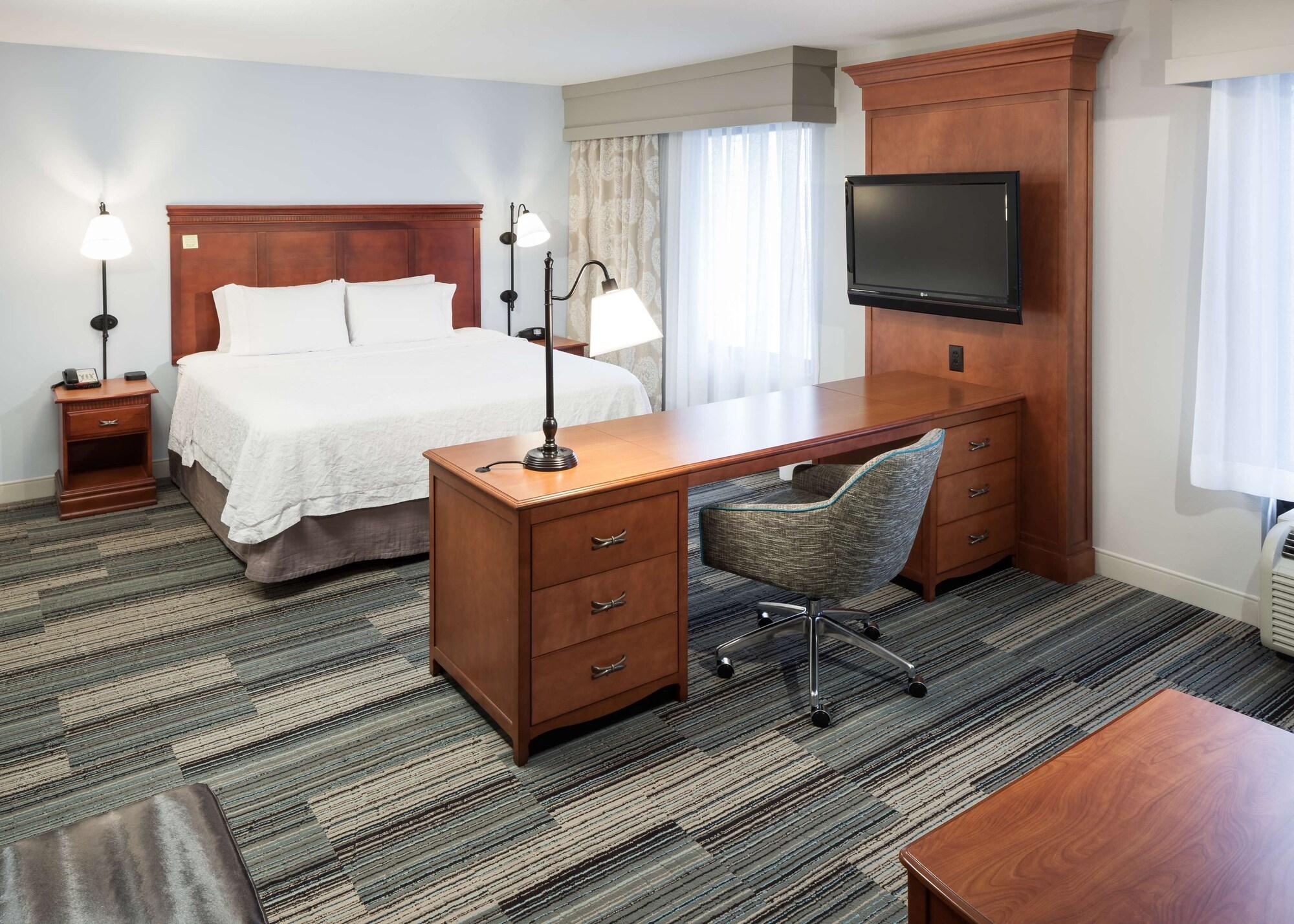 Hampton Inn & Suites Сидар-Рапидс Экстерьер фото