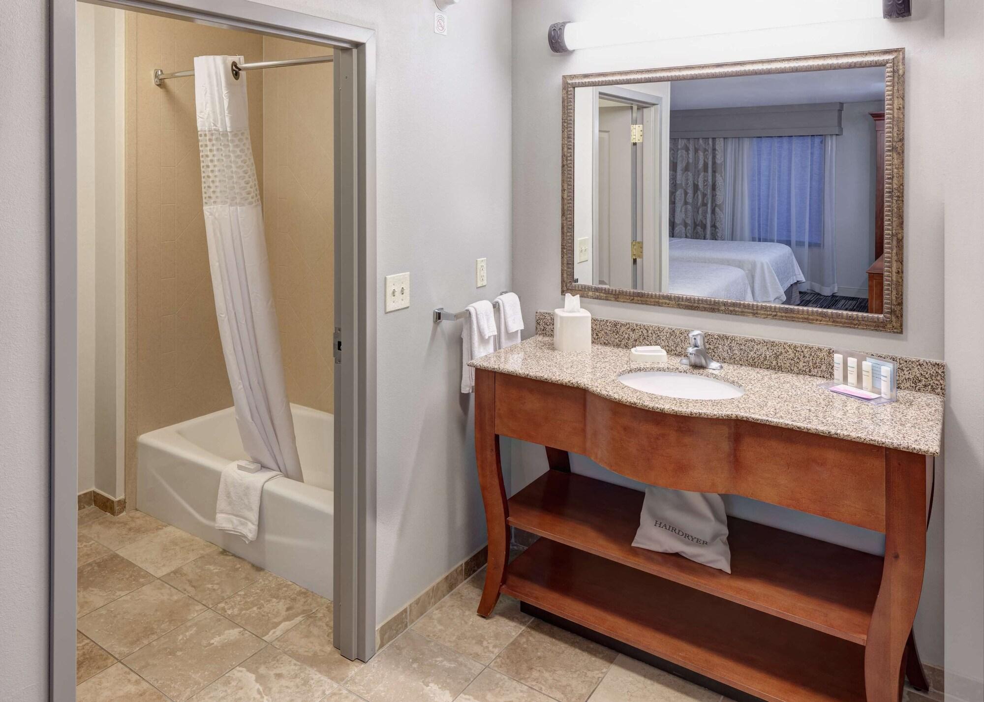 Hampton Inn & Suites Сидар-Рапидс Экстерьер фото