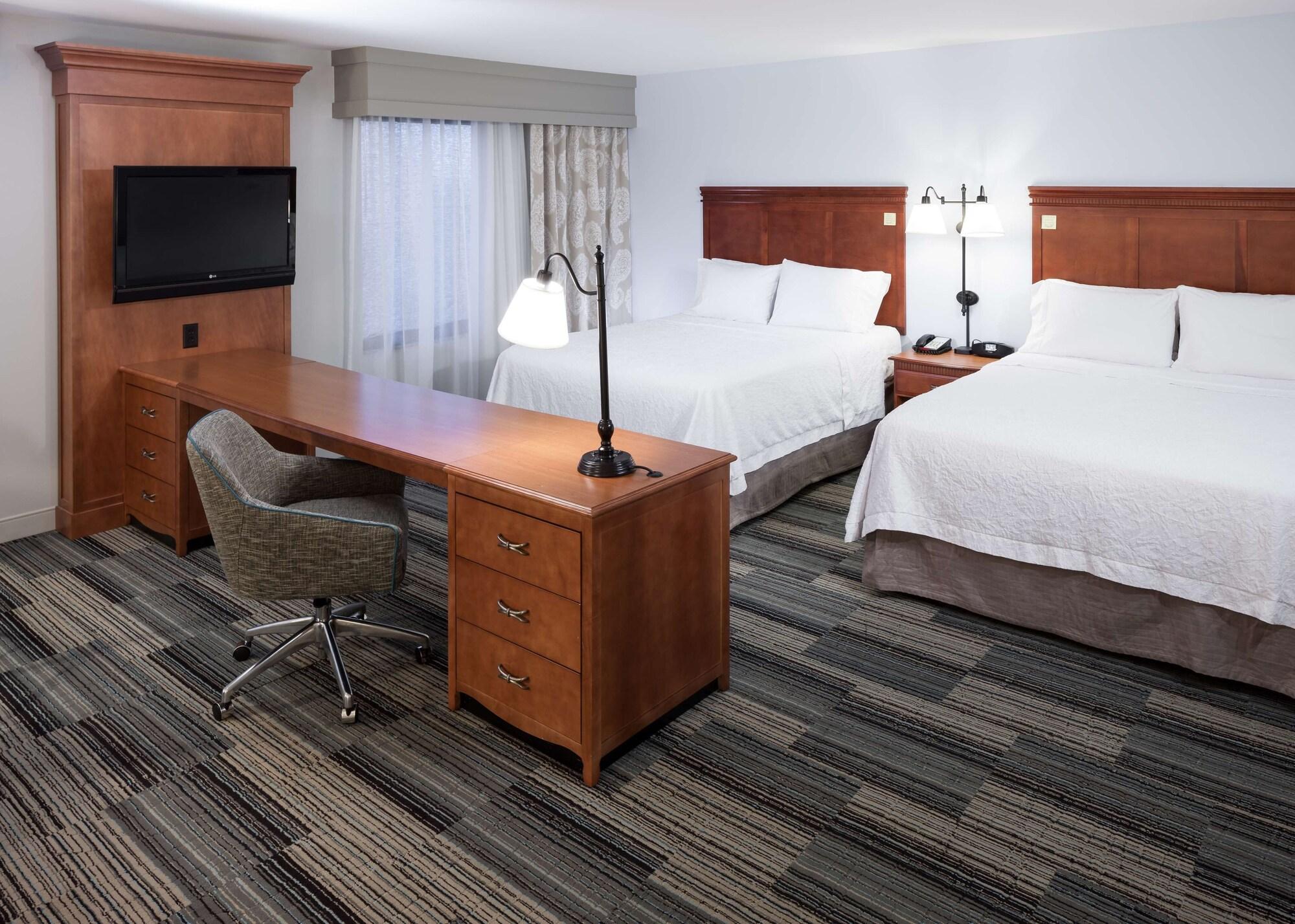 Hampton Inn & Suites Сидар-Рапидс Экстерьер фото
