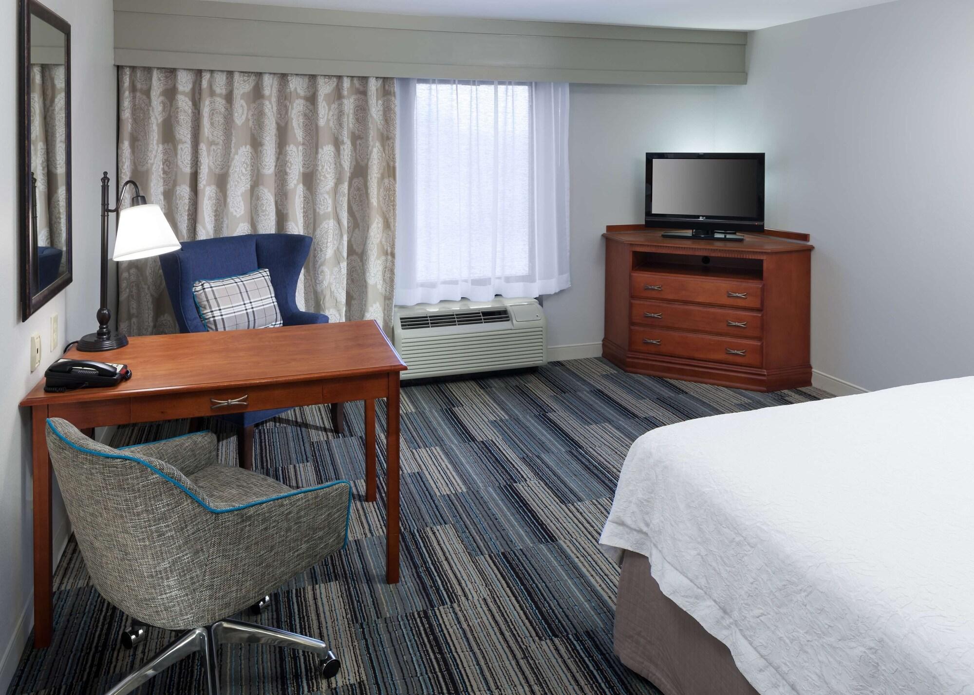 Hampton Inn & Suites Сидар-Рапидс Экстерьер фото