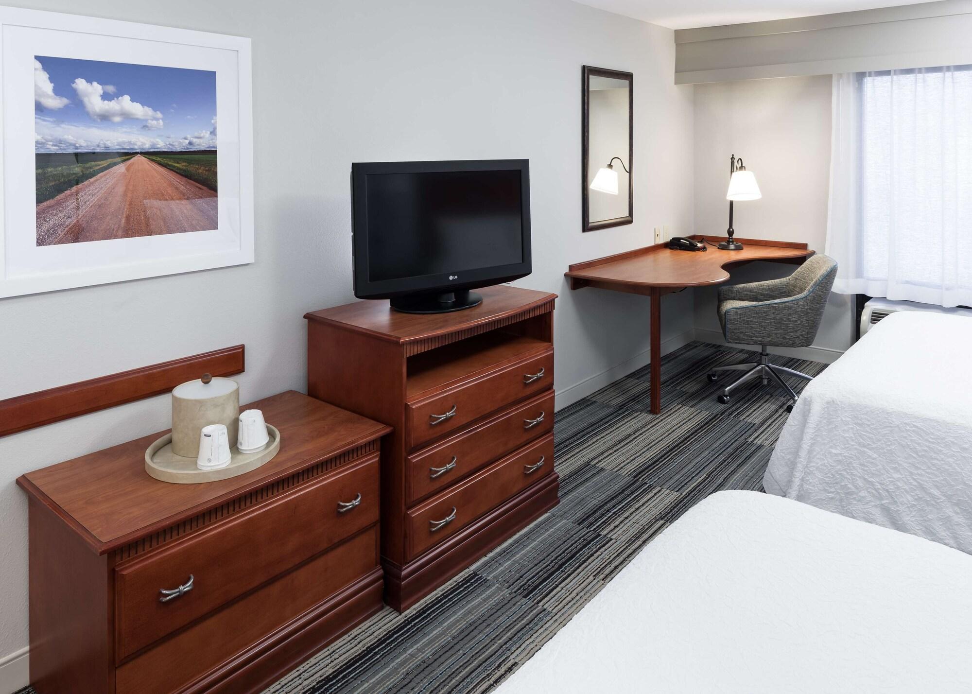 Hampton Inn & Suites Сидар-Рапидс Экстерьер фото