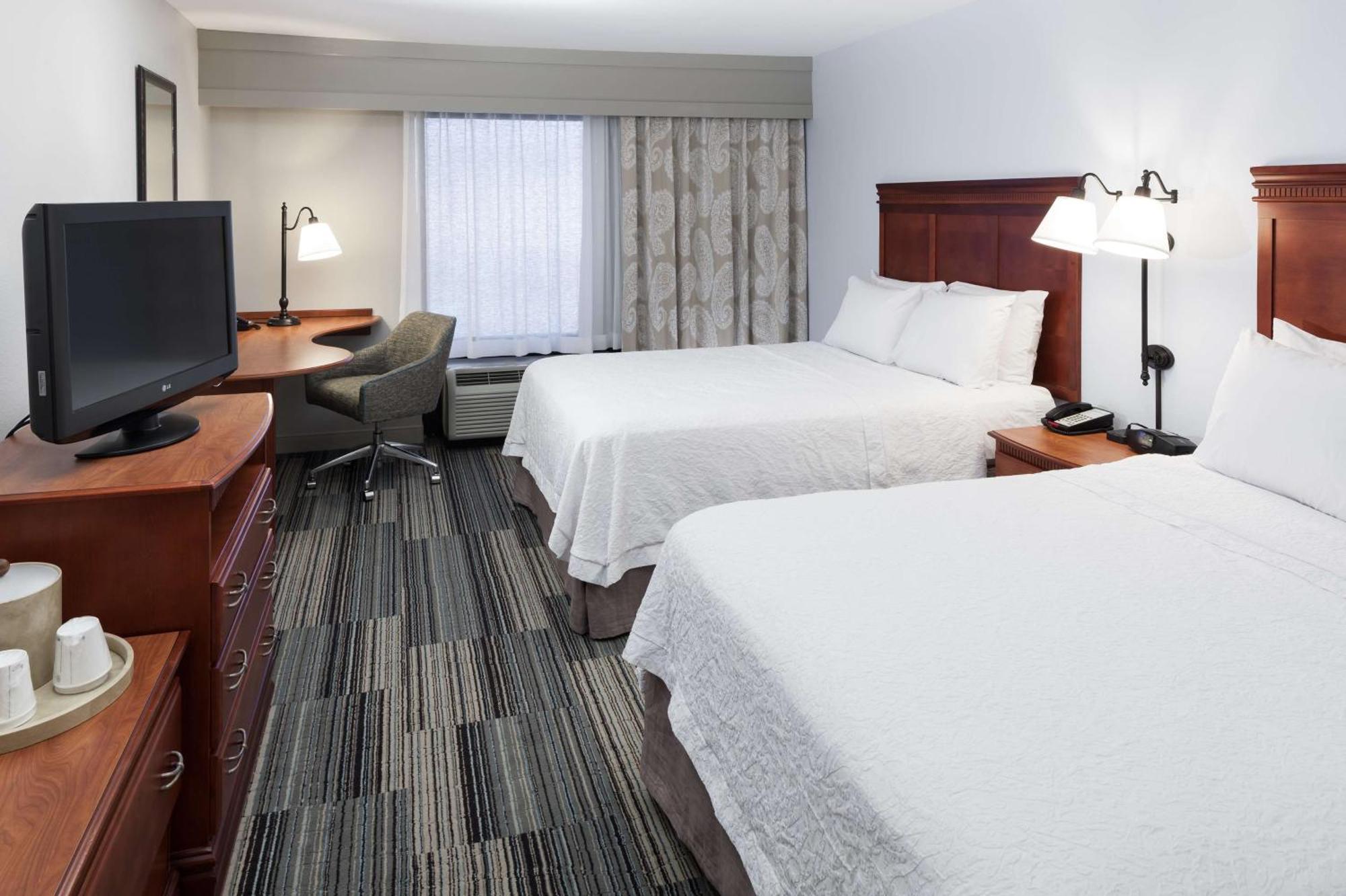 Hampton Inn & Suites Сидар-Рапидс Экстерьер фото