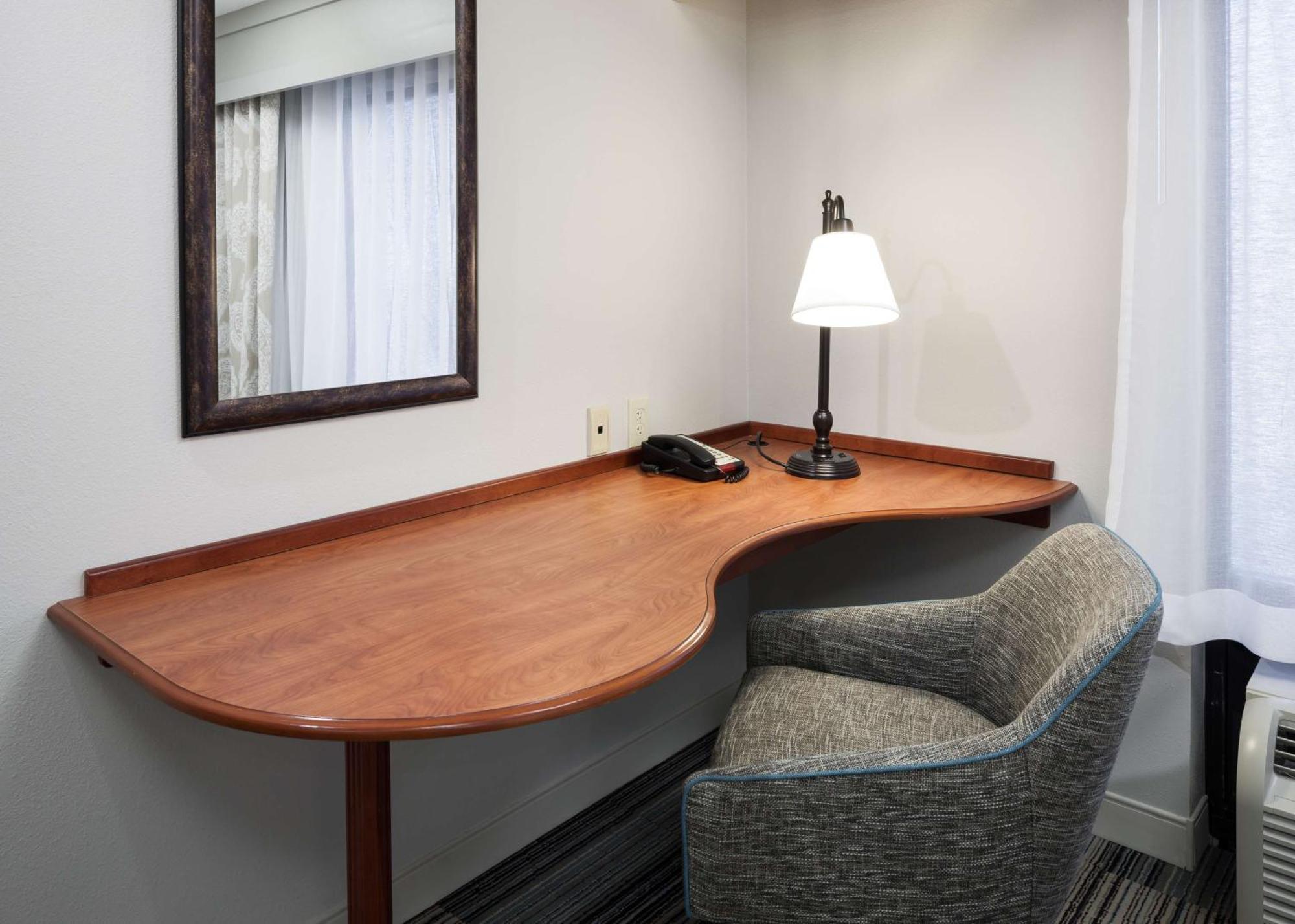 Hampton Inn & Suites Сидар-Рапидс Экстерьер фото